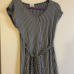 Maxi dress. Size small. Super cute but never worn!